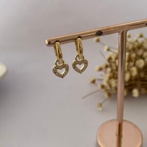 ARGOLA CRAVEJADA  COM CORAÇÃO ZIRCÔNIA